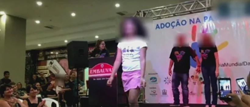 ילדה מוצעת למכירה בברזיל