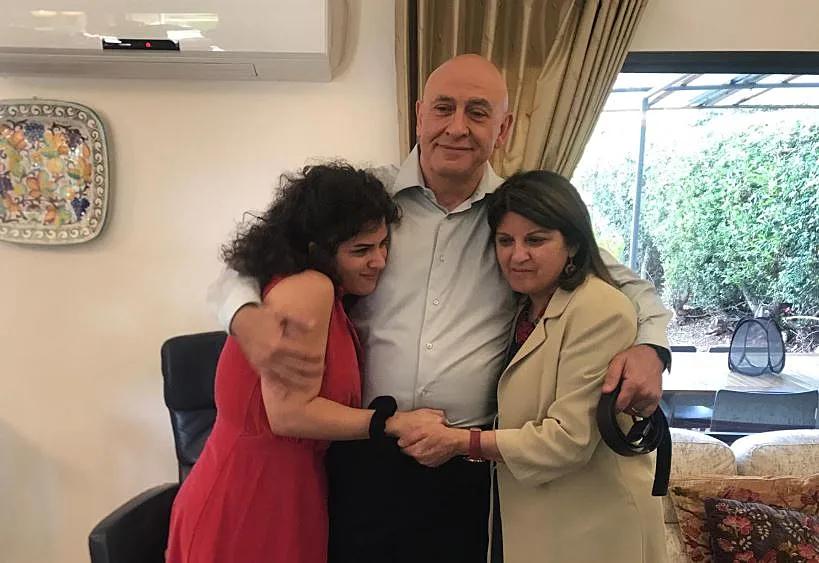 באסל גאטס עם משפחתו לאחר השחרור מהכלא