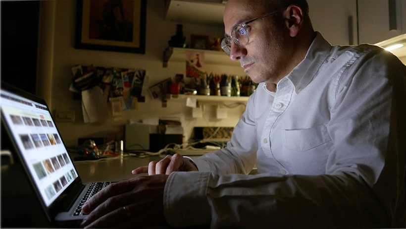 גבר גולש ברשתות החברתיות - אילוסטרציה