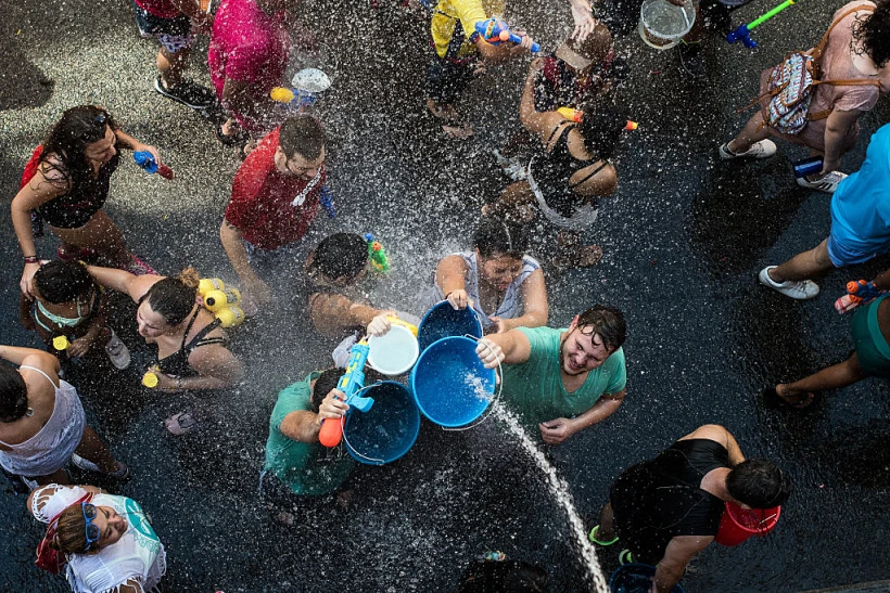 ילדים מקיימים מלחמת מים