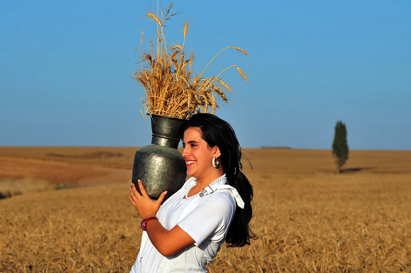 צעירה נושאת שיבולים בחג שבועות