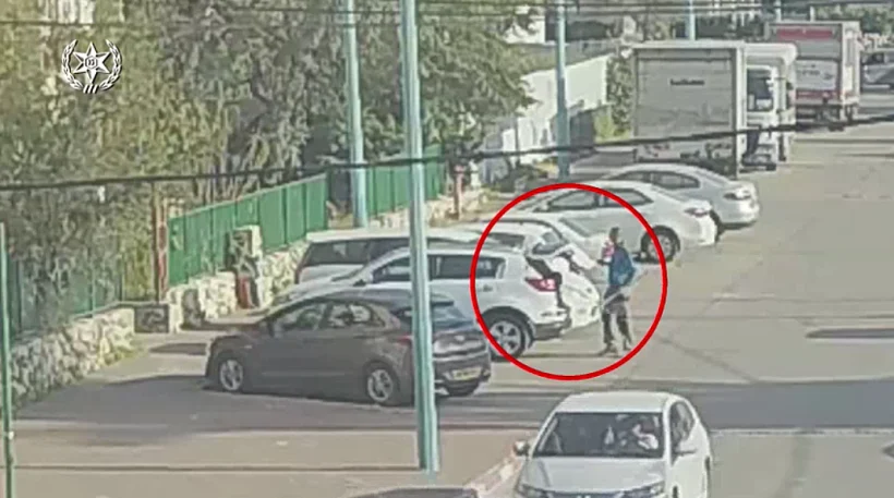 מוחמד אל-עמורי בדרכו לקבור את גופת אחותו