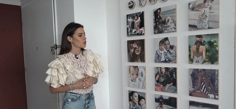 נטלי דדון מציגה את קיר תמונות האינסטגרם בביתה