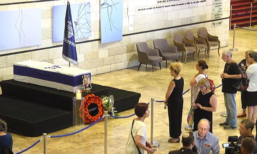 הצבת ארונה של נחמה ריבלין בתיאטרון ירושלים