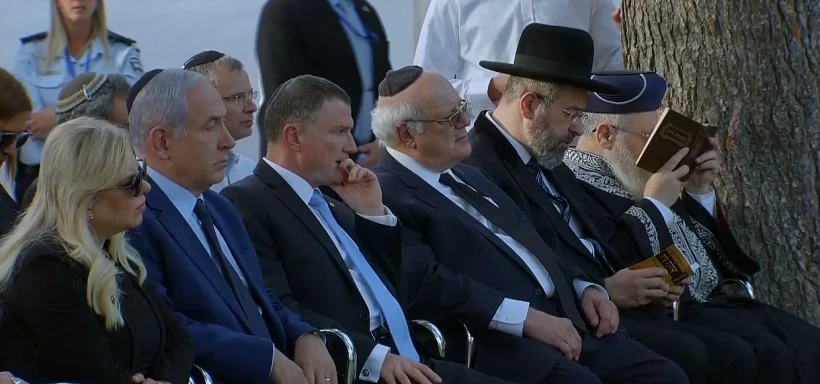 ראש הממשלה בנימין נתניהו, רעייתו שרה נתניהו ויו''ר הכנסת יולי אדלשטיין בהלוויתה של הגברת הראשונה נחמה ריבלין ז''ל