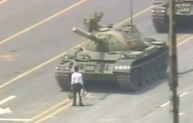 אדם בודד מול טור טנקים