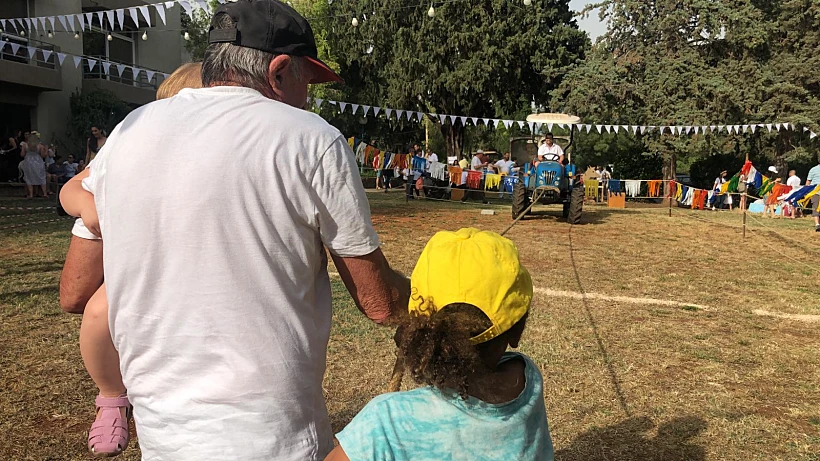 חגיגת שבועות במעיין ברוך