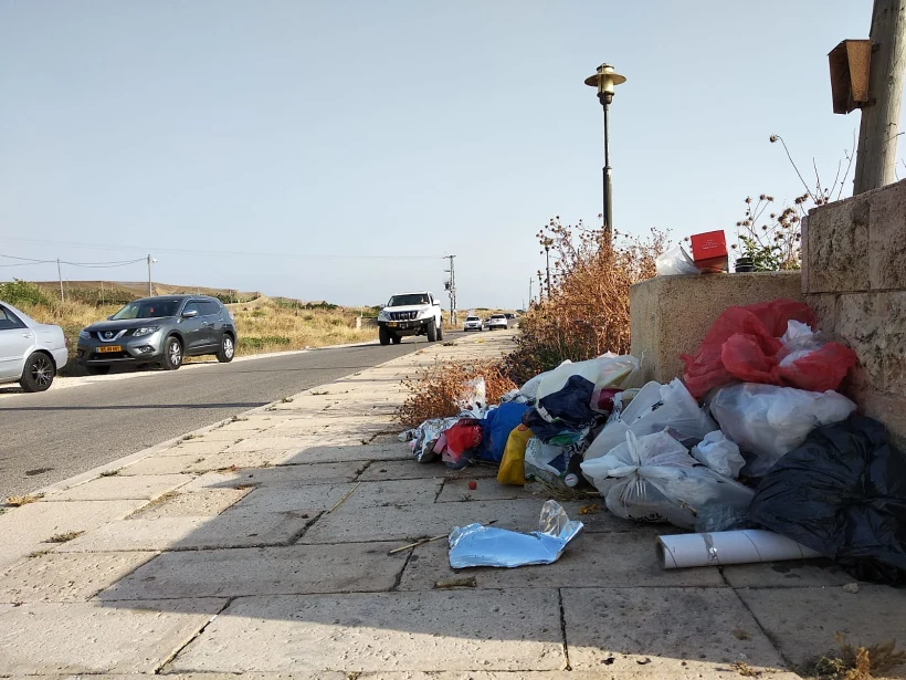 אשפה בחוף בצת