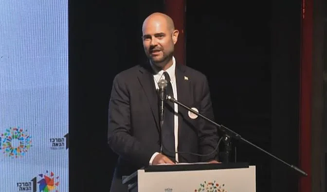 אמיר אוחנה נואם בכנס ועידת המשפיעים הלאומית של קהילת הלהט''ב