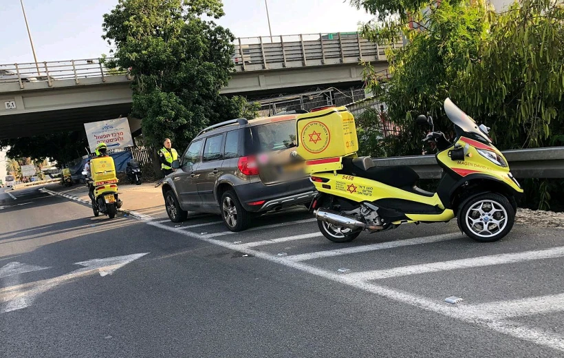 זירת התאונה בה נפגע גבר מרכב בכביש 4, סמוך למחלף גבעת שמואל