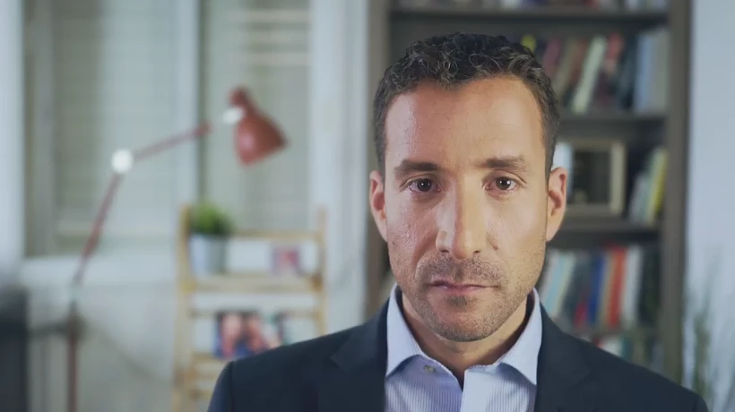 איציק שמוליק מתוך סרטון בעמוד הפייסבוק שלו בו הוא מודיע כי יתמודד לראשות מפלגת העבודה