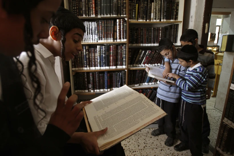 ילדים חרדים קוראים ספרי תורה