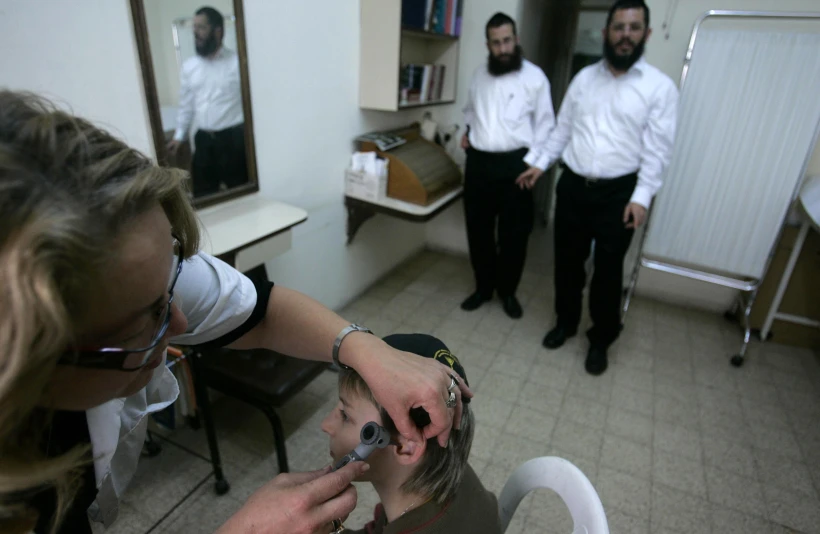 רופאה ישראלית בודקת ילד אוקראיני לאחר שעלה לארץ במסגרת פרויקט ילדי צ'רנוביל של כפר חב''ד