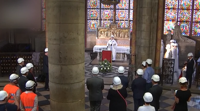 לראשונה מאז השריפה: מיסה ראשונה בקתדרלת נוטדראם