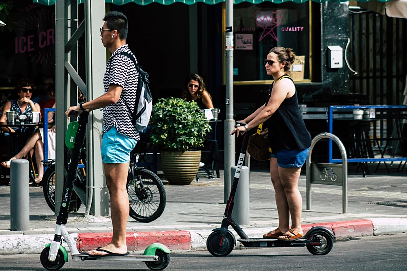 צעירים רוכבים על קורקינט חשמלי ברחבי ת''א