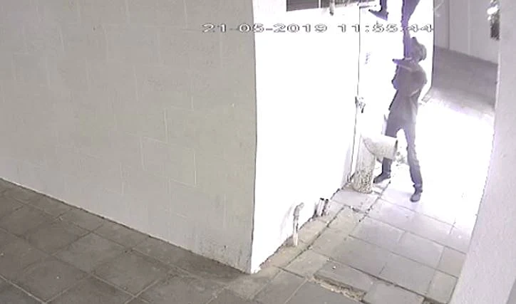 תיעוד ממצלמות האבטחה של פריצה לדירה בראשל''צ