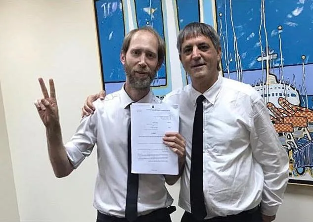 עורכי הדין אבי חימי ומשה וייס, סנגוריו של הנאשם