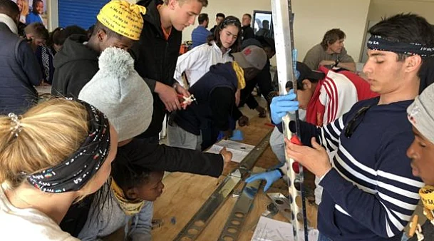 בני נוער דרום אפריקניים בנו מטוס