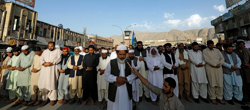 תומכי מפלגה פוליטית ודתית משתתפים בתפילות הלוויה לאחר מותו של נשיא מצרים לשעבר מוחמד מורסי