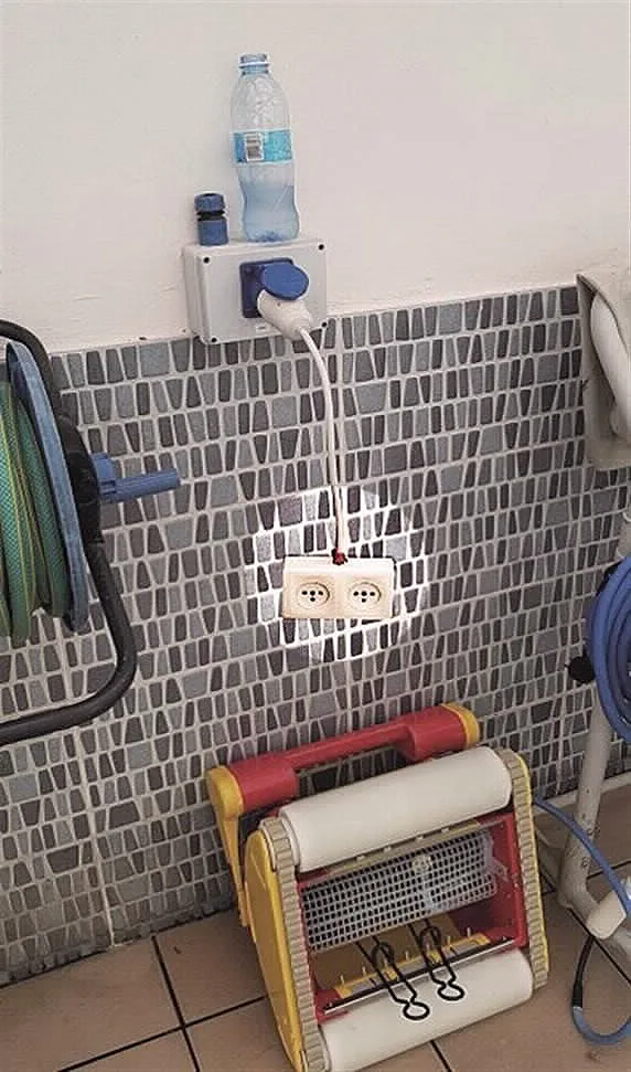 שקעי חשמל חשופים ובקבוק מים פתוח מעליהם בקאנטרי טבעון