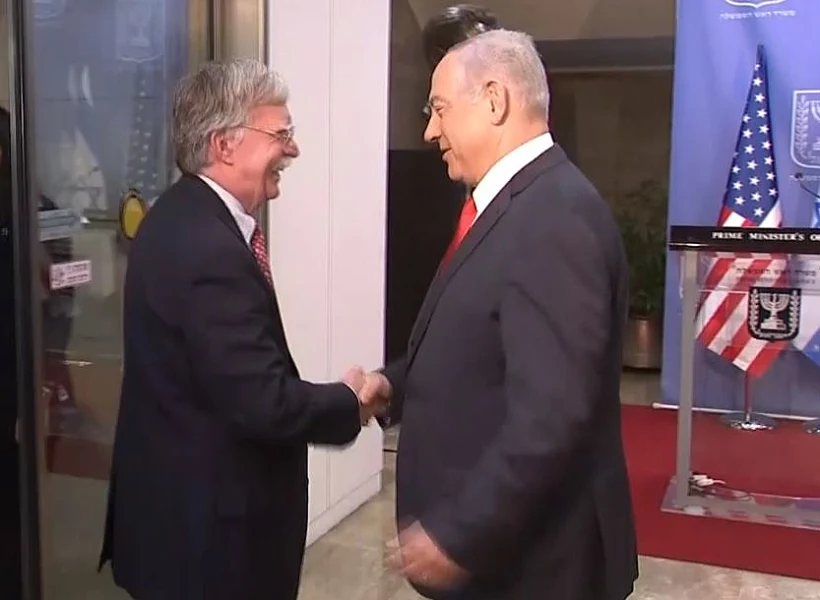 נתניהו ובולטון לוחצים ידיים לפני ההצהרה לתקשורת