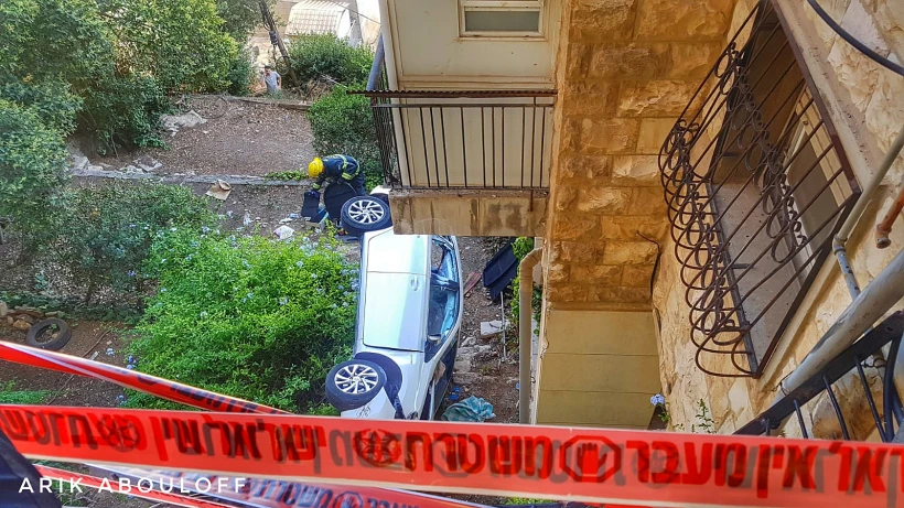הרכב שנפל מגובה של כ-10 מטרים בירושלים