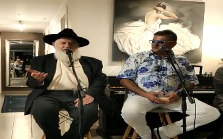 אורי זוהר לצד הזמר משה להב