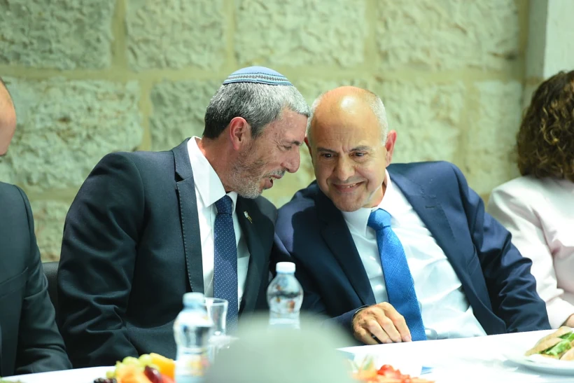 רפי פרץ ושמואל אבואב בטקס במשרד החינוך