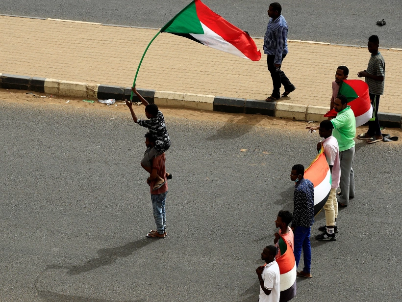 מפגינים מניפים את דגל סודאן בהפגנה בחארטום