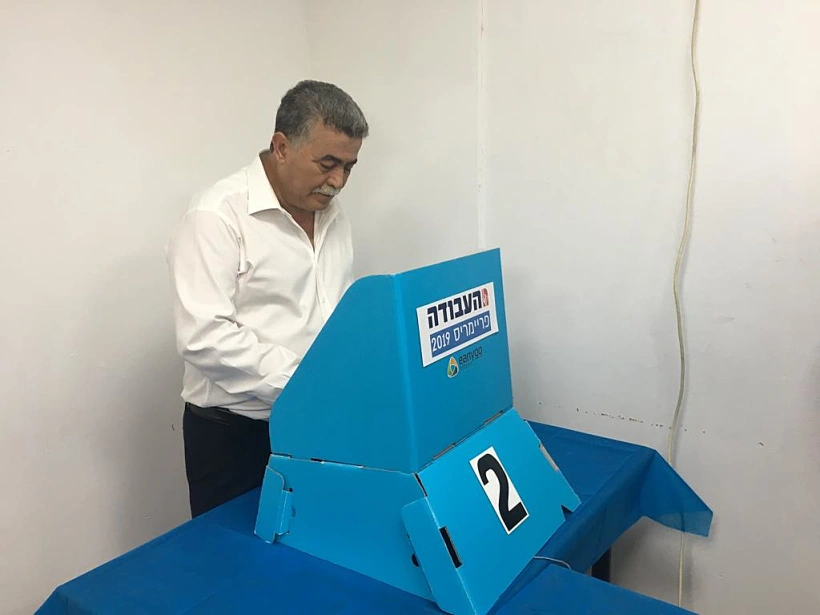 עמיר פרץ מצביע בפריימריז של מפלגת העבודה