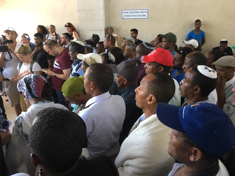 מאות אנשים בהלווייתו של סלמון טקה