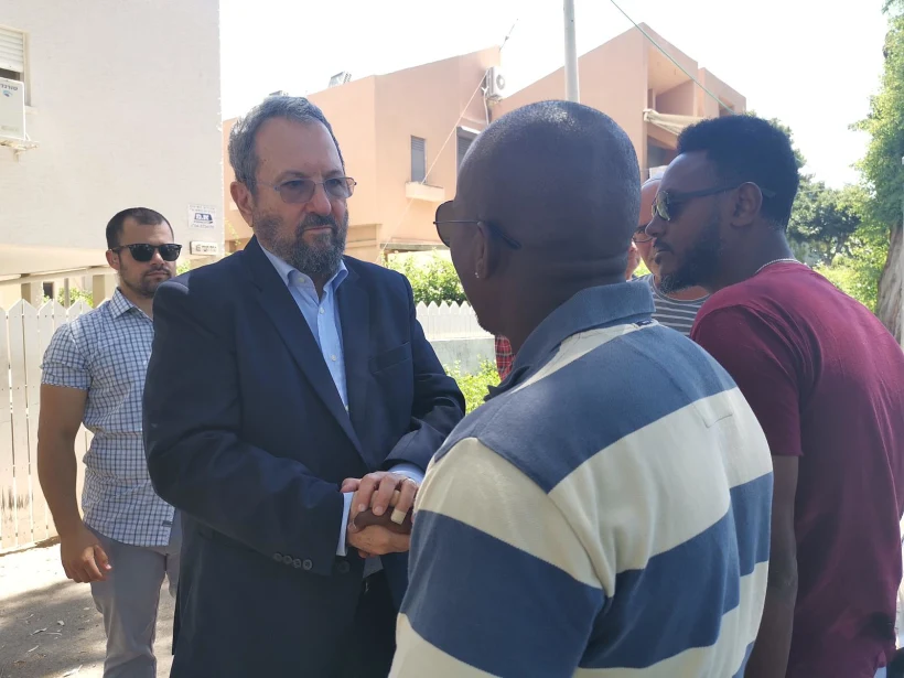 אהוד ברק מגיע לנחם את משפחתו של סלמון טקה