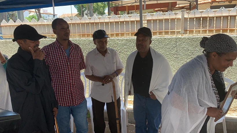 משפחתו של יהודה ביאדגה באים לנחם את משפחתו של סלומון טקה