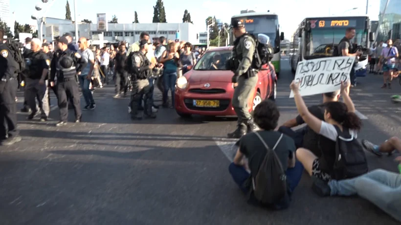 מפגינים חוסמים את צומת עזריאלי בתל אביב