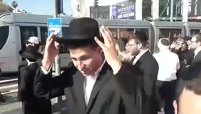 כתב חדשות 13 בלבוש חרדי-ליטאי