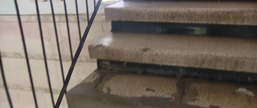 מדרגות מפוררות בבניין בבית ים שמיועד להריסה
