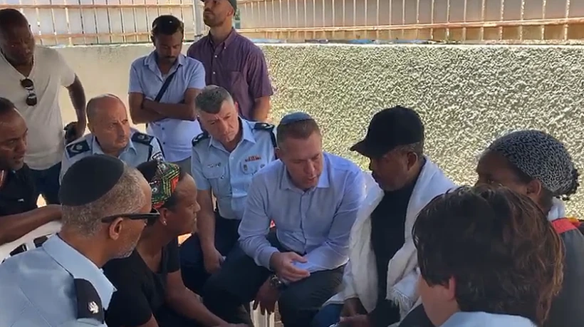 השר לביטחון הפנים גלעד ארדן בניחום אבלים, עם אביו של סלמון טקה