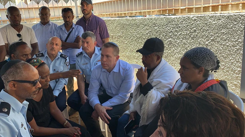 השר לביטחון הפנים גלעד ארדן בניחום אבלים, עם אביו של סלמון טקה