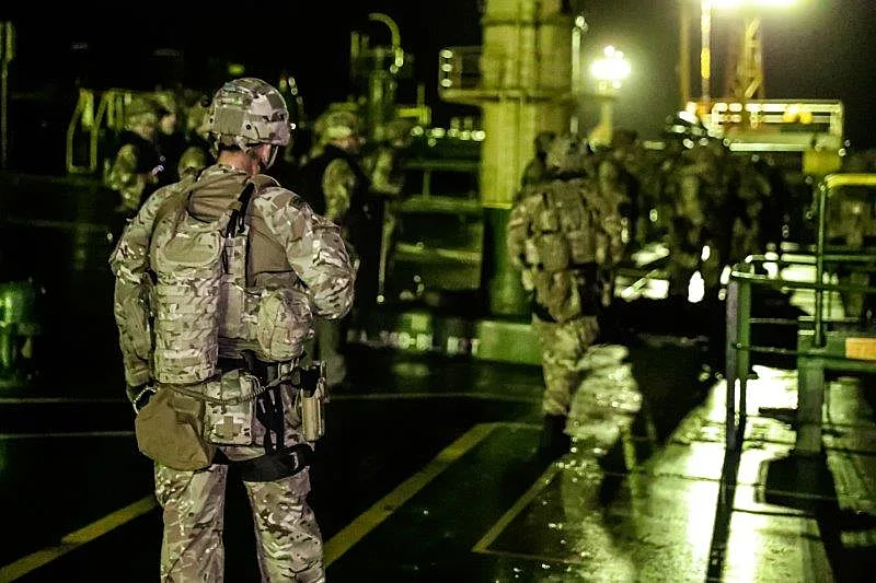 חיילי הצבא הבריטי משתלטים על המכלית האיראנית