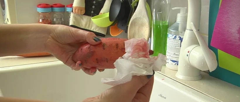 צבע שיורד מבטטה רטובה על גבי נייר מגבת