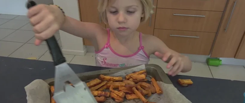 ילדה מגישה בטטות בפעוטון