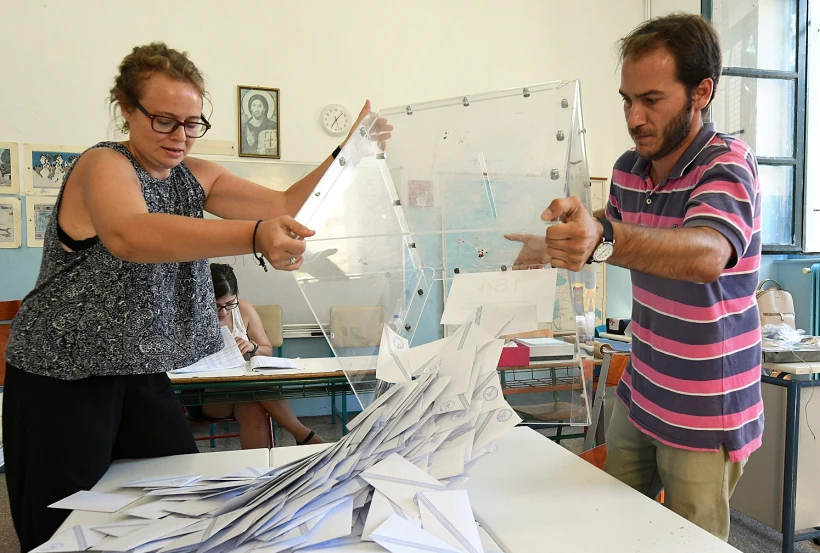 מצביעים בבחירות ביוון