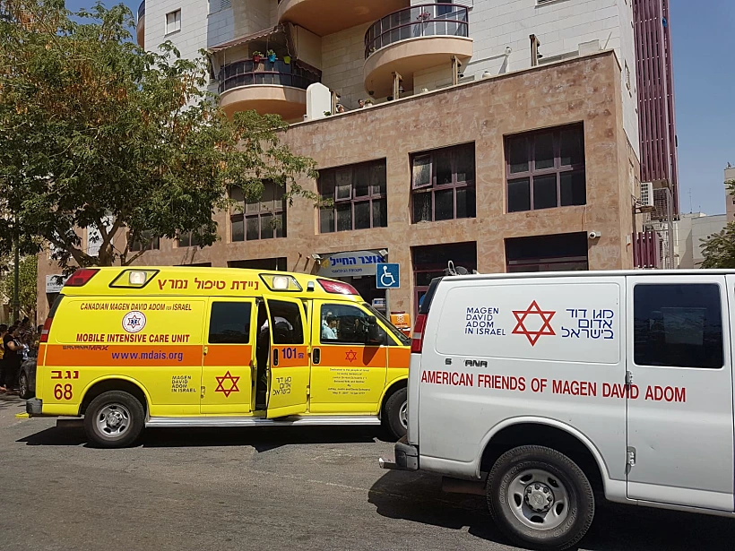 זירת התאונה בב''ש, בה התנגש רכב בחלון זכוכית