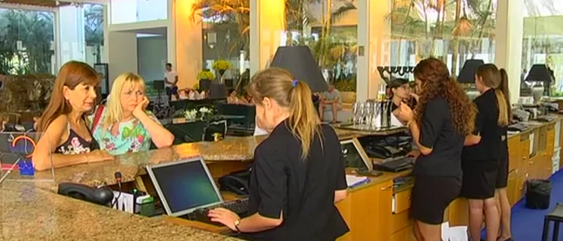 פקידות קבלה במלון באילת, הליך הצ'ק אין הישן