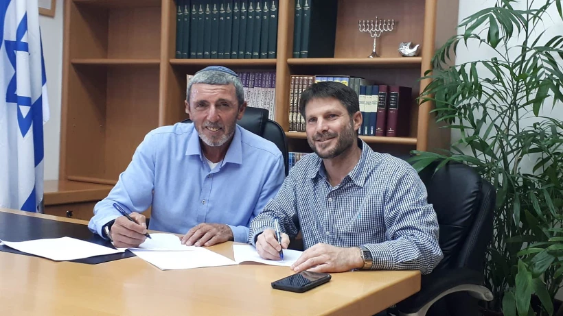 השרים הרב פרץ וסמוטריץ' חותמים על אשרור הסכם איחוד מפלגות הימין