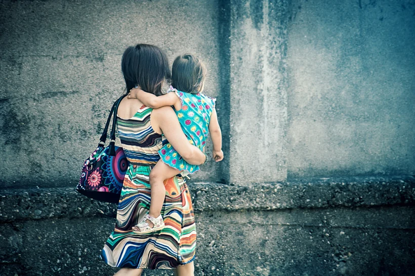 ילדה בידי אימה