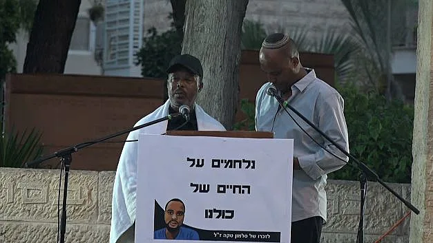 אביו של סולומון טקה בעצרת לזכרו