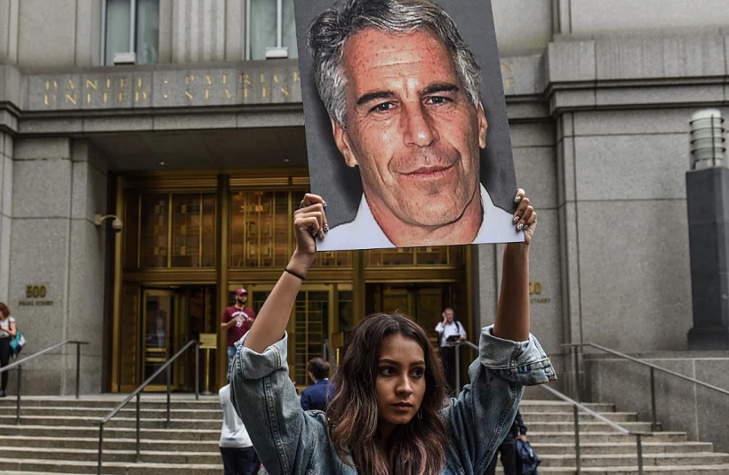 מפגינה נגד ג'פרי אפשטיין