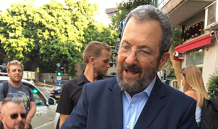 אהוד ברק מחוץ לפלאפל ''הקוסם''