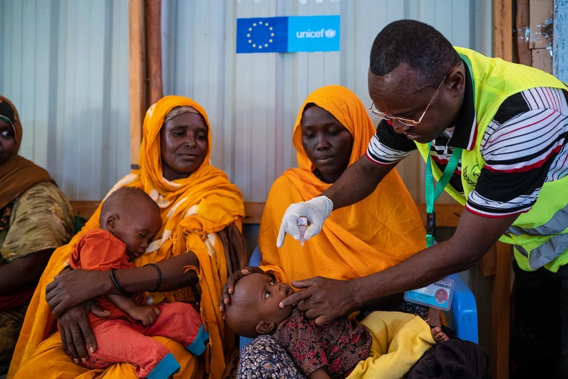 ילדים מקבלים חיסון נגד צהבת בסומליה
